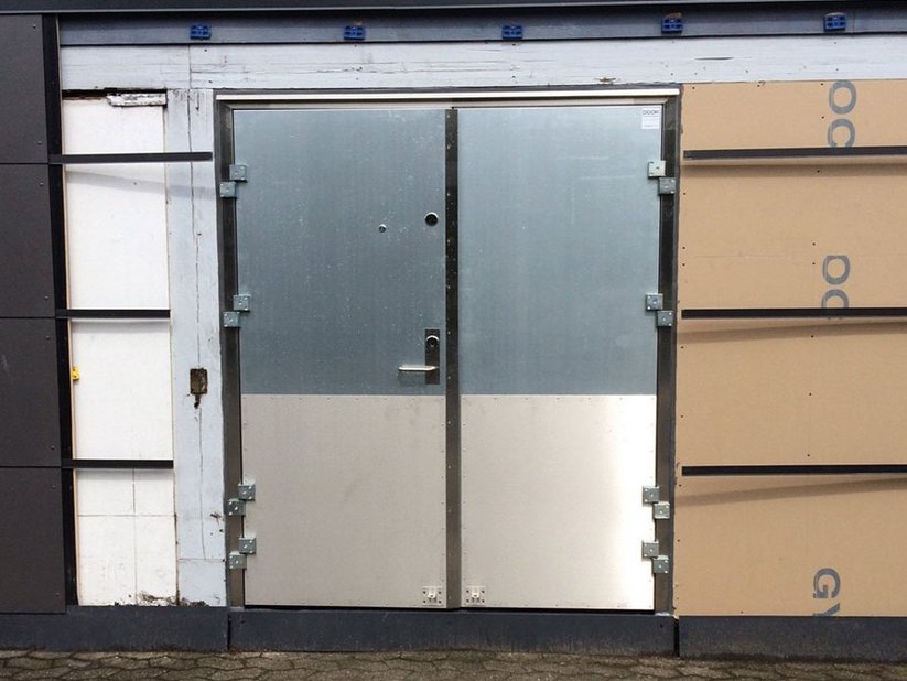 Hinged door at Coop