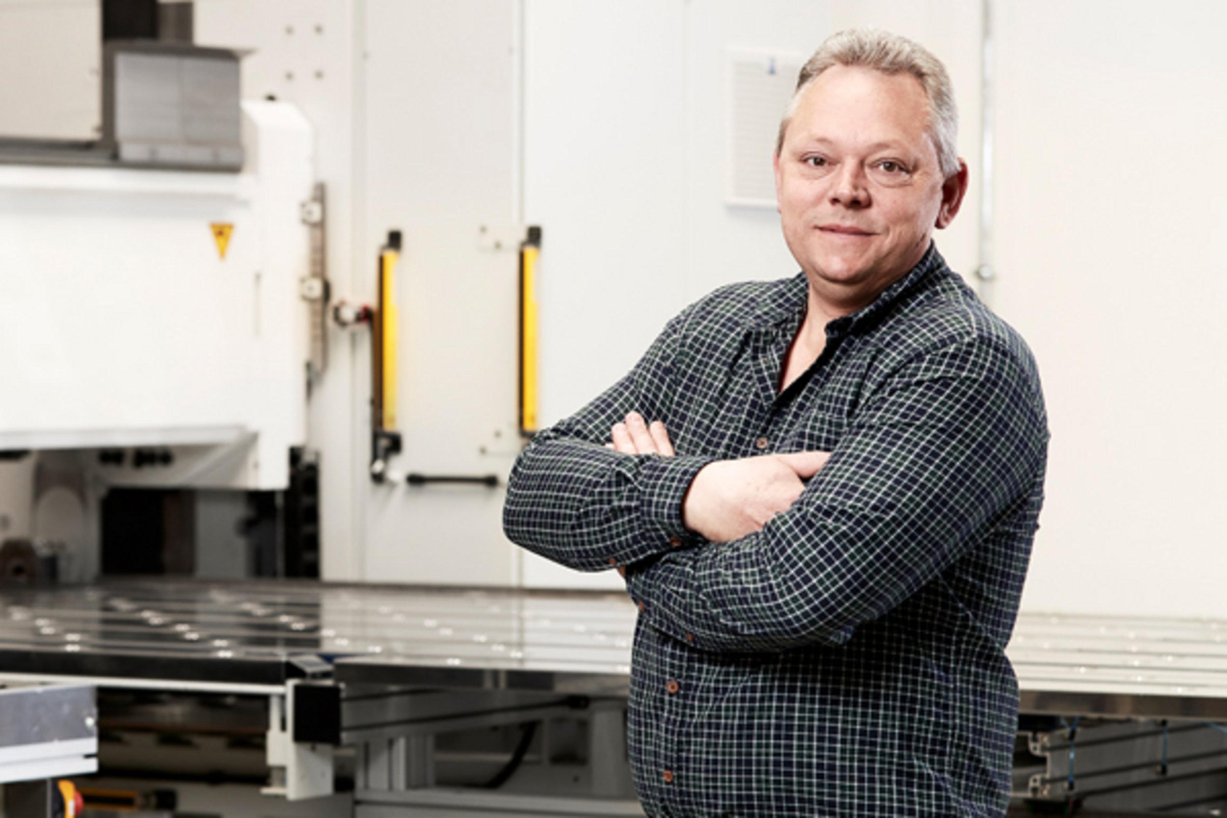 Jan Christensen ved bukkemaskine i produktionen