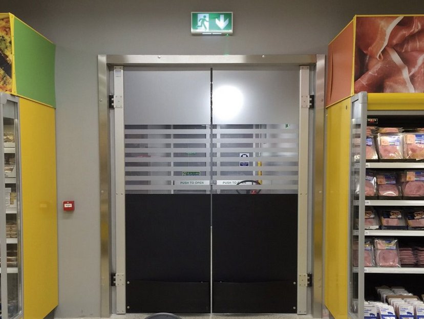 Polycarbonat svingdør hos Netto