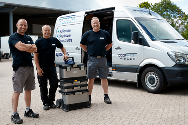 Door System serviceteam stående ved servicebil